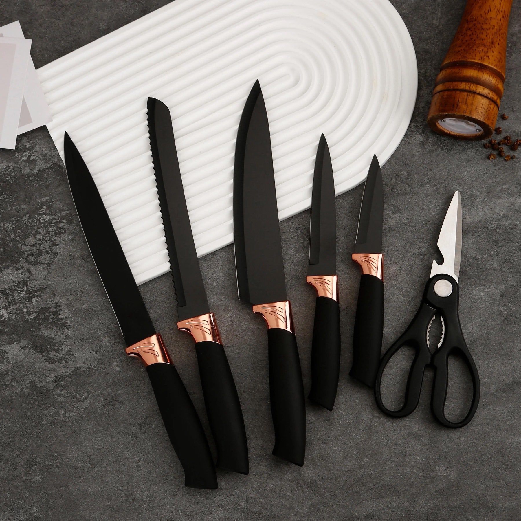 Fünf schwarze Messer mit Roségold-Akzent und Küchenschere